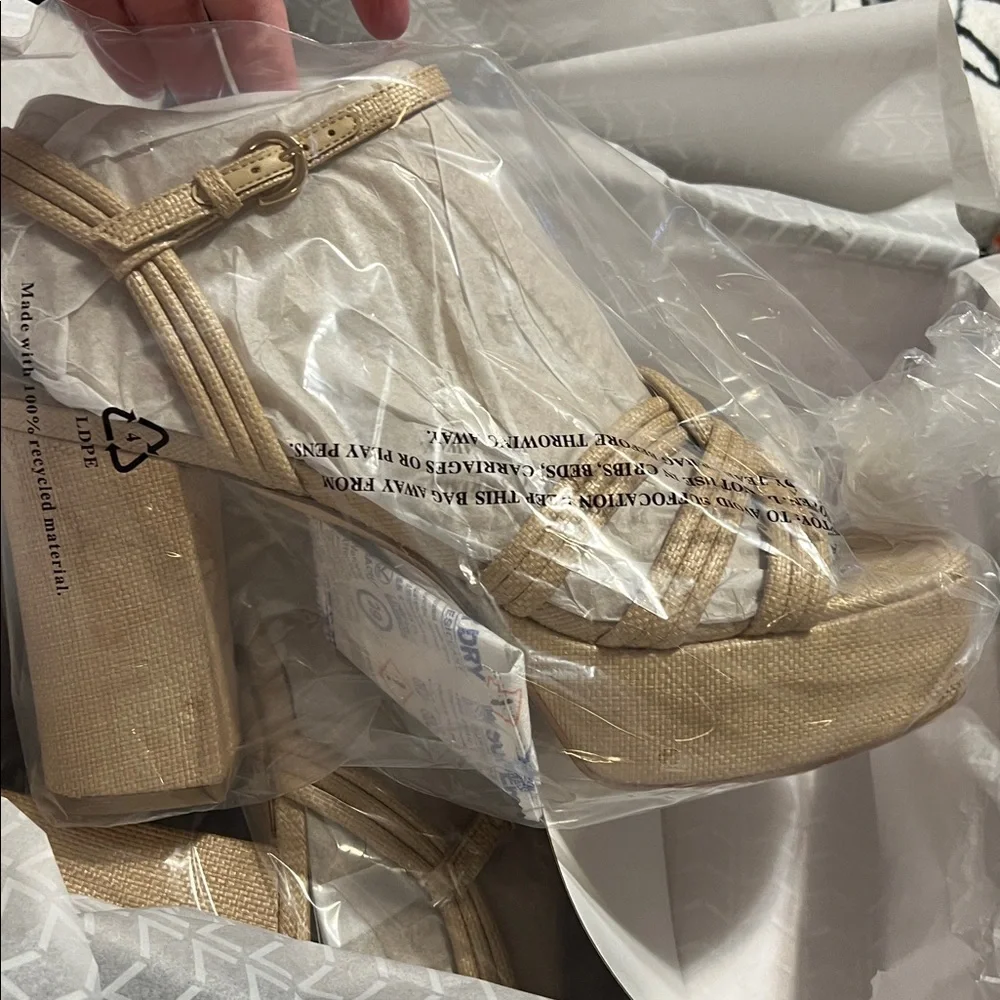 NWT Marc Fisher LTD Cairo Ankle Strap Platform Sandal